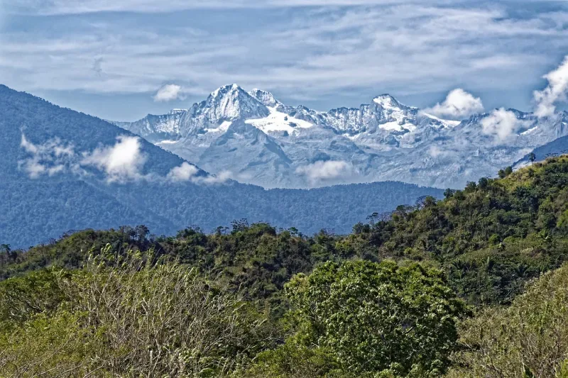 Paisaje colombiano de montañas nevadas, bosques y nubes